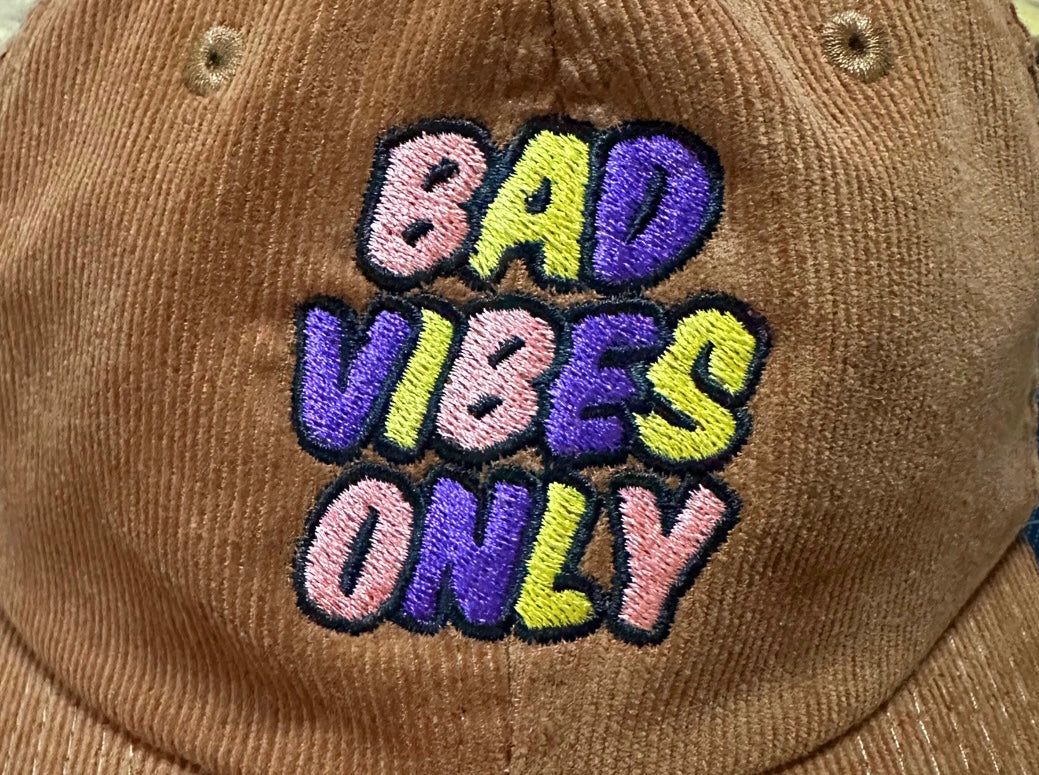Cord Cap „Bad Vibes Only“ braun