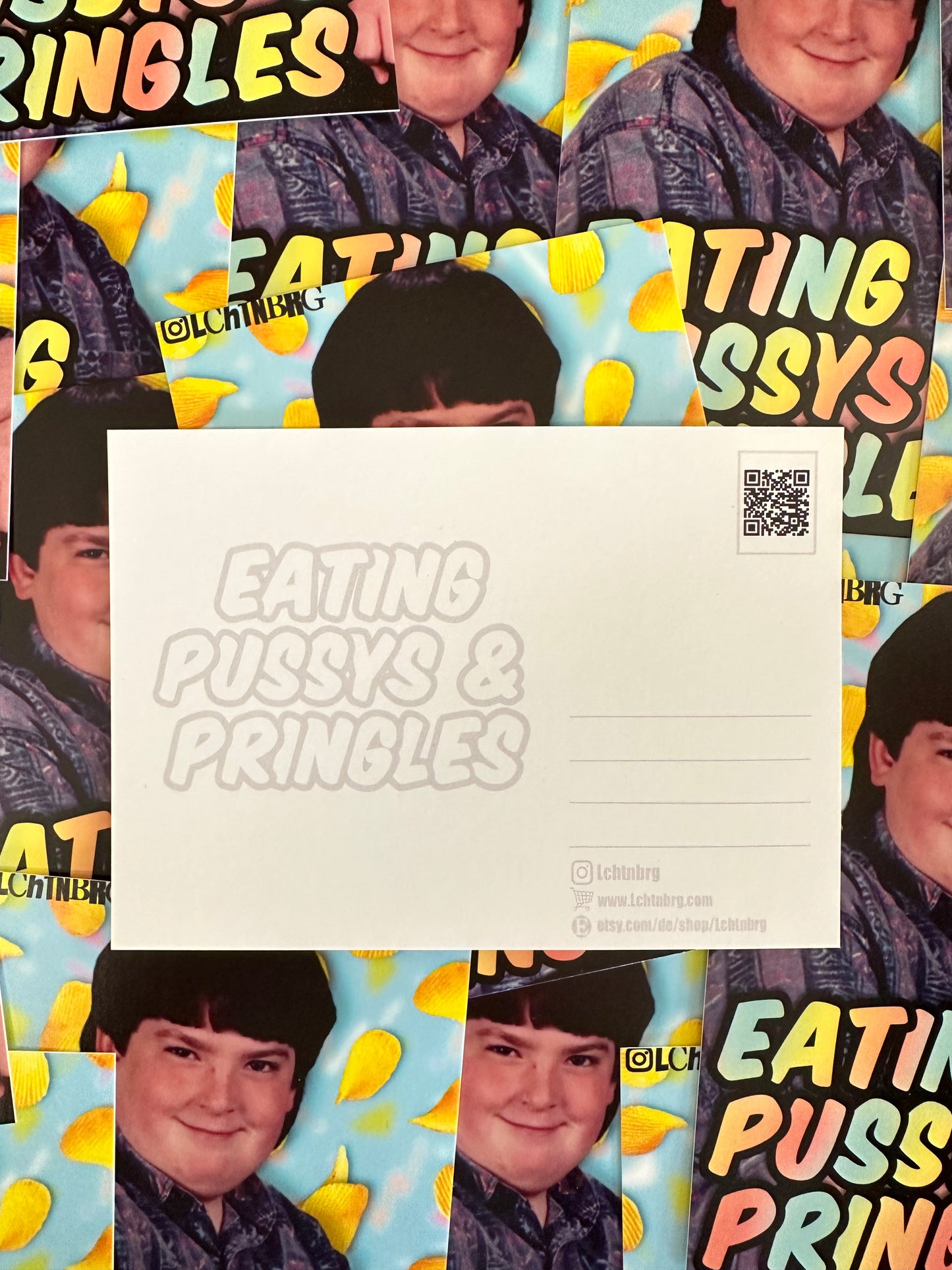 Postkarte „Eating pussy and pringles“