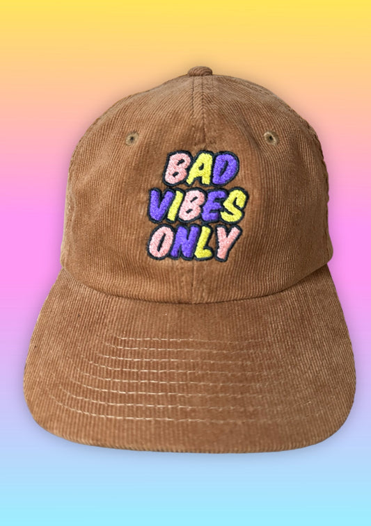 Cord Cap „Bad Vibes Only“ braun